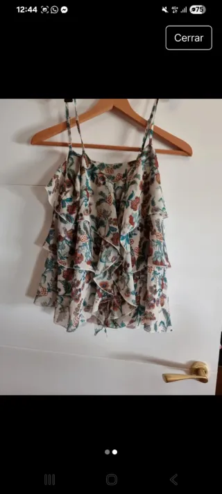 Blusa con volantes y estampado floral