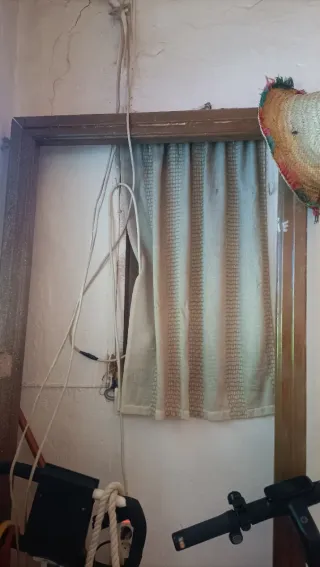 Marco de puerta de madera sin bisagra