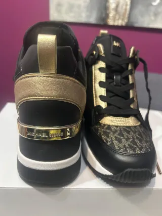 Zapatillas Michael Kors Negras y Doradas