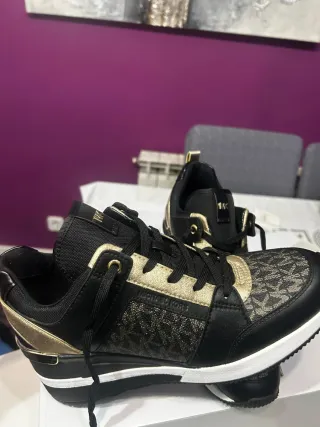 Zapatillas Michael Kors Negras y Doradas