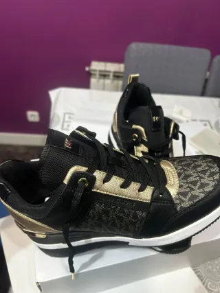 Zapatillas Michael Kors Negras y Doradas