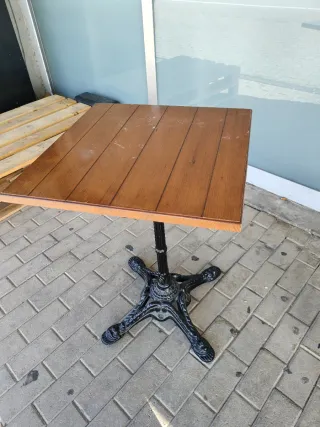 Mesa de madera y metal