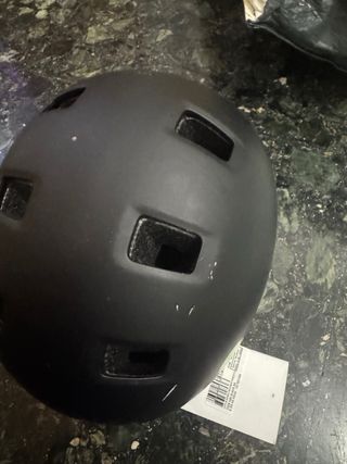 Casco  con diseño colorido y otro negro liso