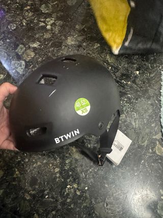 Casco  con diseño colorido y otro negro liso