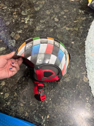 Casco  con diseño colorido y otro negro liso