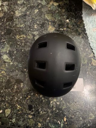 Casco  con diseño colorido y otro negro liso