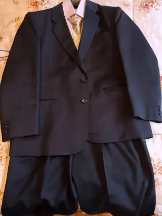 Traje de sastreria gris con camisa y corbata