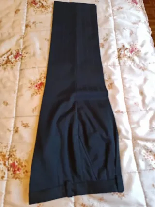 Traje de sastreria gris con camisa y corbata