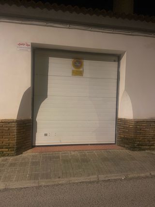 Puerta de garaje blanca