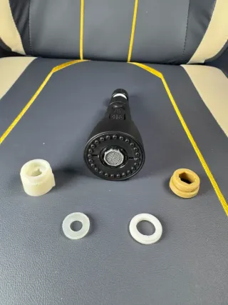 Testa rubinetto nero con accessori