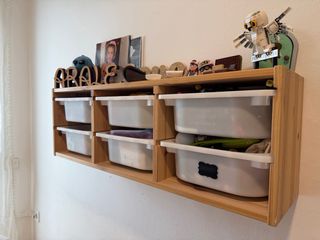 Mueble de almacenamiento de madera y plástico