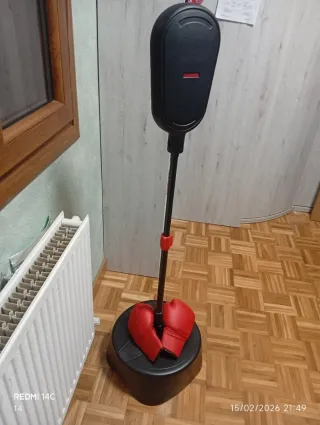 Saco de boxeo con guantes