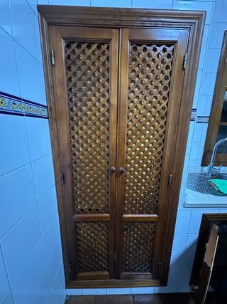Mueble madera con celosía