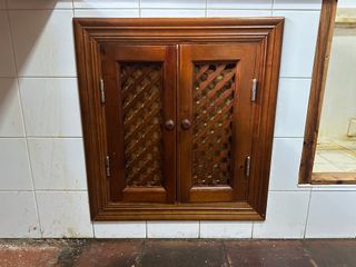 Mueble madera con celosía