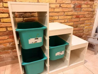 Mueble organizador con cubos