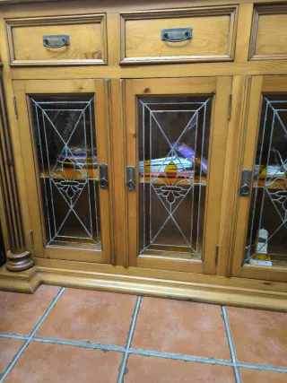 Aparador de madera con puertas de cristal
