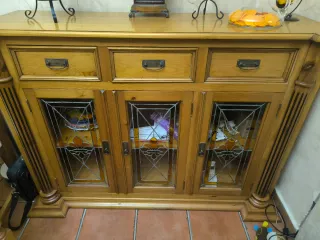 Aparador de madera con puertas de cristal