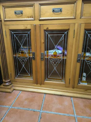 Aparador de madera con puertas de cristal