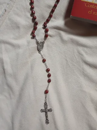 Rosario de cuentas rojas y cruz plateada