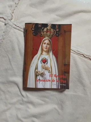 Rosario de cuentas rojas y cruz plateada