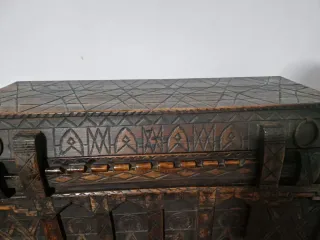 Arcón bereber antiguo tallado