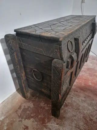 Arcón bereber antiguo tallado