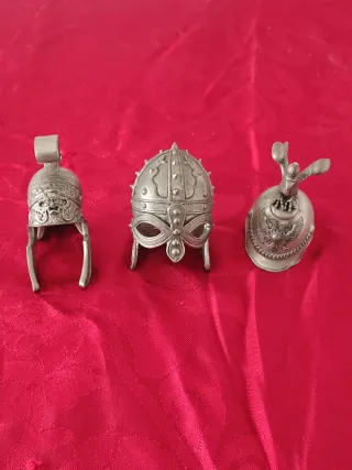 Conjunto 3 capacetes em miniatura em metal