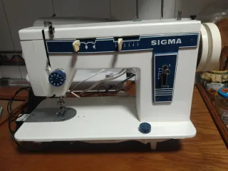 Máquina de coser Sigma blanca