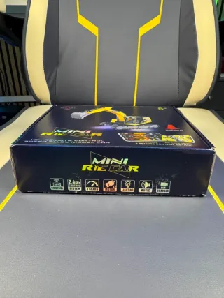 Escavatore giocattolo telecomandato