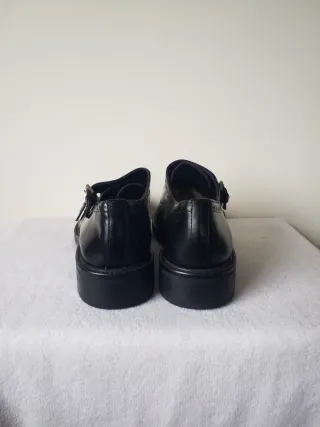 Zapatos de vestir negros con hebillas