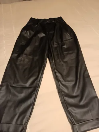 Pantalón cuero H&M negro