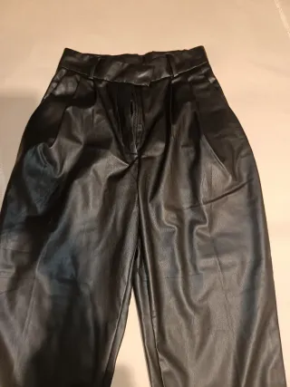 Pantalón cuero H&M negro