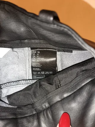 Pantalón cuero H&M negro