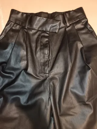 Pantalón cuero H&M negro
