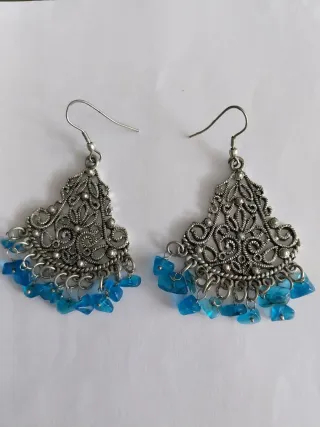 Pendientes plateados con detalles azules