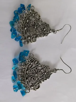 Pendientes plateados con detalles azules