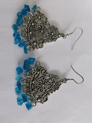 Pendientes plateados con detalles azules