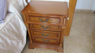 Cómoda de madera estilo clásico