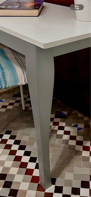 Escritorio o mesa auxiliar estructura decorativa.