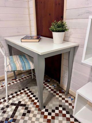 Escritorio o mesa auxiliar estructura decorativa.