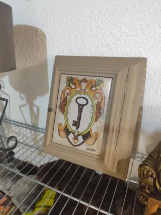 Cuadro para llaves de cerámica y madera