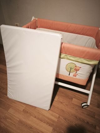 Cuna de bebé con ruedas y estampado de jirafa