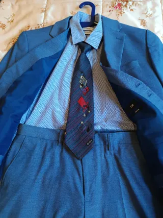 Traje azul con chaleco, camisa y corbata