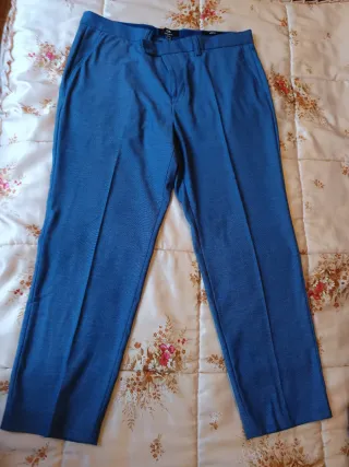 Traje azul con chaleco, camisa y corbata