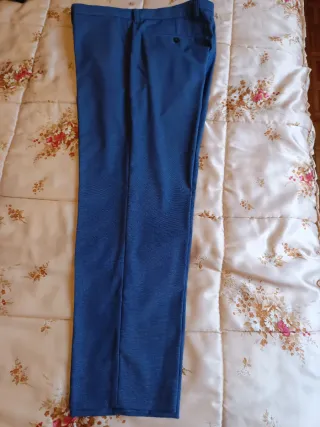 Traje azul con chaleco, camisa y corbata