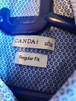 Traje azul con chaleco, camisa y corbata