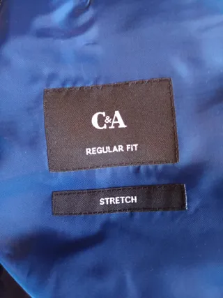 Traje azul con chaleco, camisa y corbata