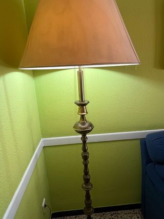 Lampada da terra dorata in stile classico