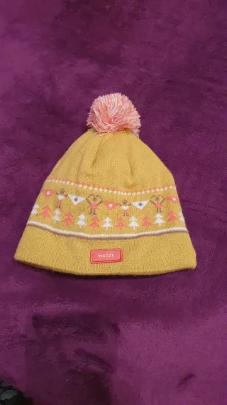 Gorro WEDZE amarillo con pompón rosa