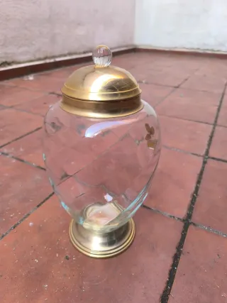 Jarrón de cristal y latón dorado